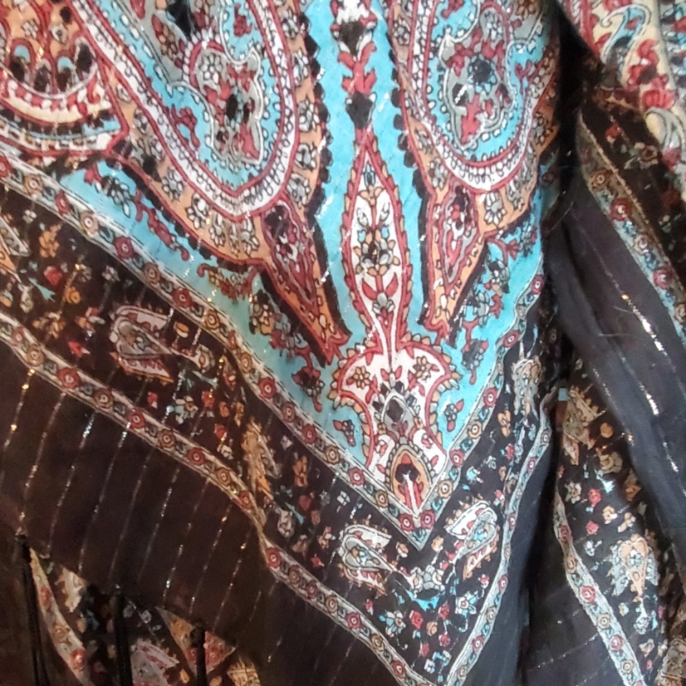 Scarf with fringed hem